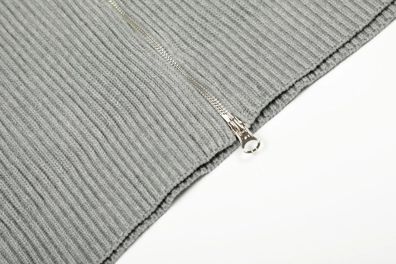 P300 top quality" Style number: DS051# (not off the shelves all year round) [Ralph Lauren large lapel solid color basic full zipper goddess style knitted cardigan] ✅Ralph Lauren Lazy large lapel double zipper classic goddess style knitted new coat ✅Main supplier platform live broadcast Wholesale entity Wholesale entity Replenish when out of stock Not off the shelf ✅ZP quality 1:1 version Scan the code to enter the GF website Counter quality ✅Details and quality are the only one in Guangzhou. Imported quality cotton yarn, focusing on high-end, cost-effective, good quality needless to say. ✅Restore the original version. The maximum size can be worn up to 160 pounds. Loose, comfortable and stress-free. ✅The upper body is simple and easy to put on. A must-have for goddess ootd. Good-looking clothes are never picky. A must-have for goddesses. Recommended for wardrobe. Size: S-XL. Color: black, white, gray, navy.